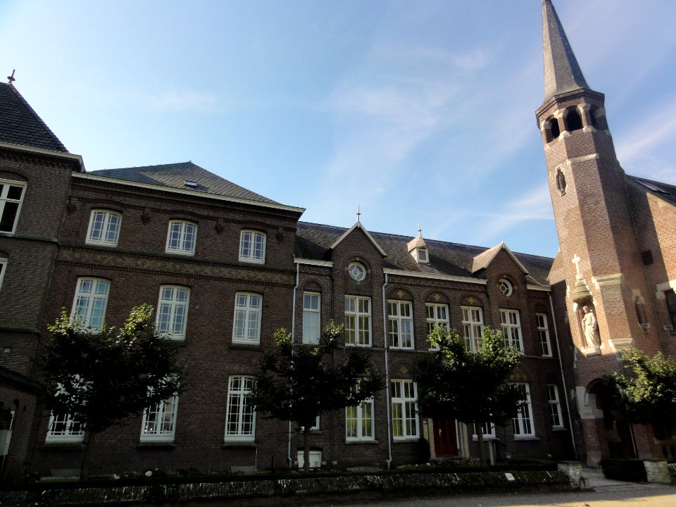 Velp Rijksmonument 515525 middendeel met entree zusterklooster Basilius van Bruggelaan 2