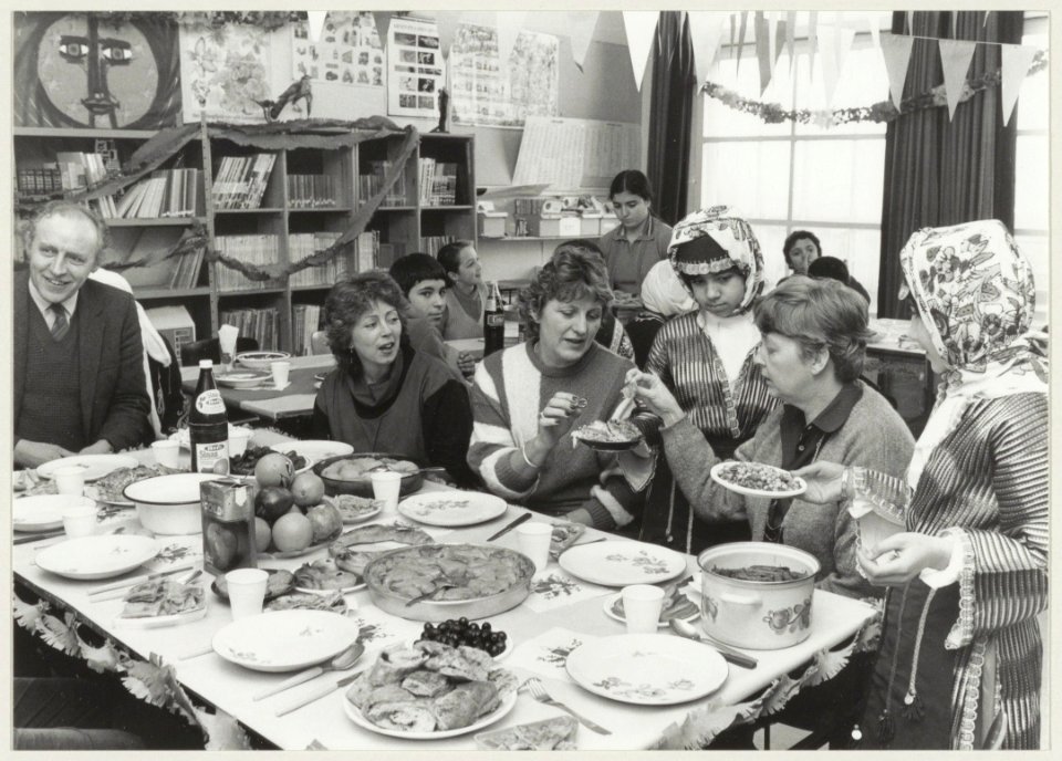 Velserstraat Turkse maaltijd op de Noorderschool. Turkse leerlingen bieden hun Nederlandse leerkrachten Turkse hapjes aan., NL-HlmNHA 54014440