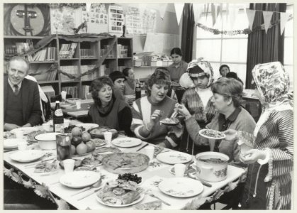 Velserstraat Turkse maaltijd op de Noorderschool. Turkse leerlingen bieden hun Nederlandse leerkrachten Turkse hapjes aan., NL-HlmNHA 54014440