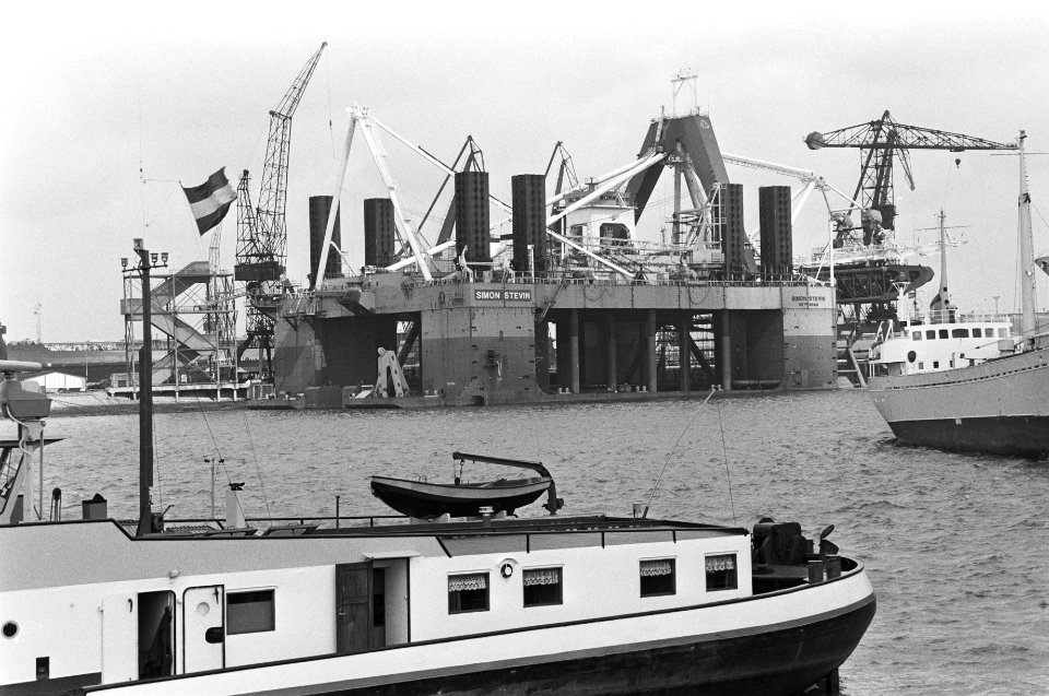 VDSM werf te Rotterdam met in aanbouw zijnde baggertoren Simon Stevin (l) en een, Bestanddeelnr 930-7542
