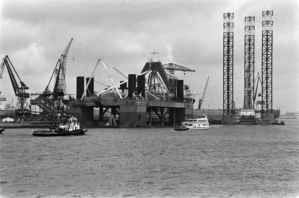 VDSM werf te Rotterdam met in aanbouw zijnde baggertoren Simon Stevin (l) en een, Bestanddeelnr 930-7541