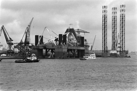 VDSM werf te Rotterdam met in aanbouw zijnde baggertoren Simon Stevin (l) en een, Bestanddeelnr 930-7541