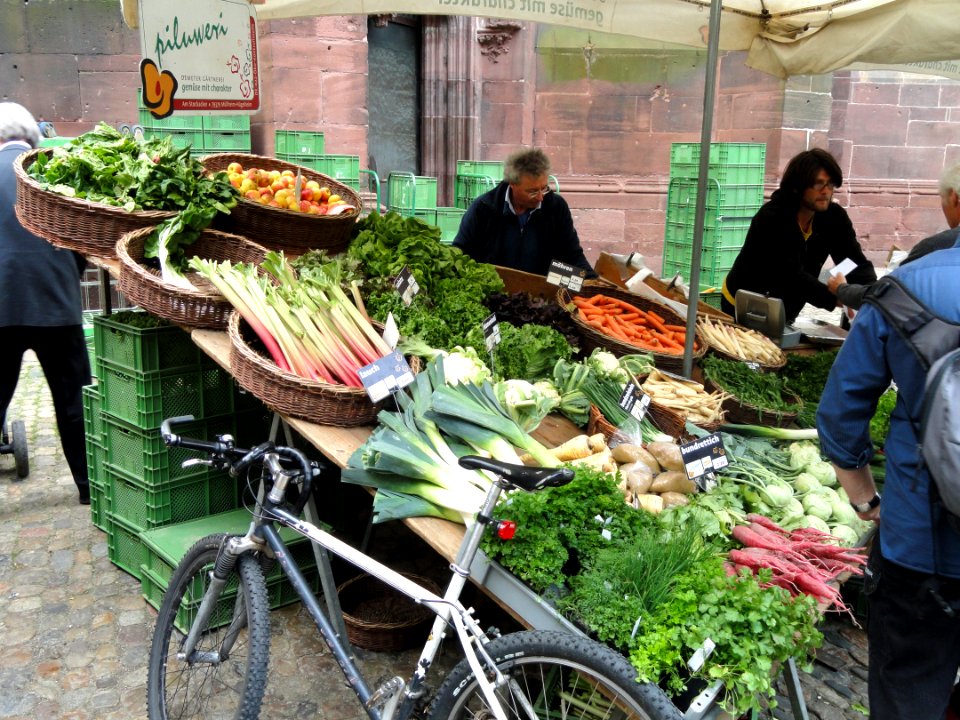 Vegetables in Münsterplatz (Freiburg) - DSC06698