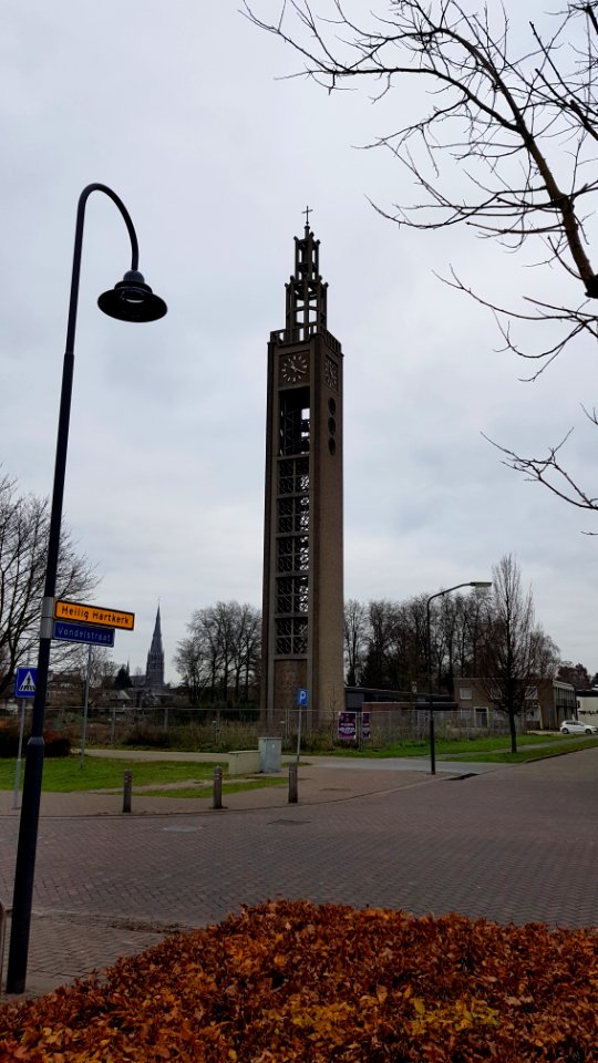 Veghel-Kerktoren aan de Sluisstraat-Vondelstraat (1)