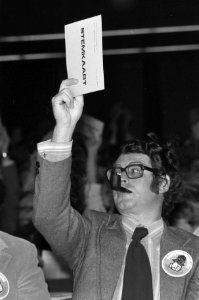 Veertiende PvdA-congres in Amsterdamse RH, fractieleider E van Thijn tijdens st, Bestanddeelnr 926-6843