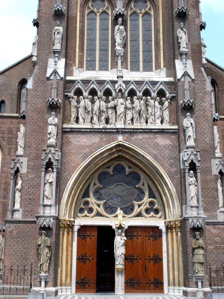 Veghel (N-Br, Nl), statues frontside church