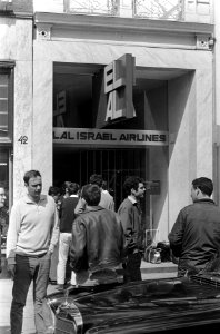 Veel vrijwilligers en passagiers bij El-Al kantoor aan het Rokin te Amsterdam, Bestanddeelnr 920-3942