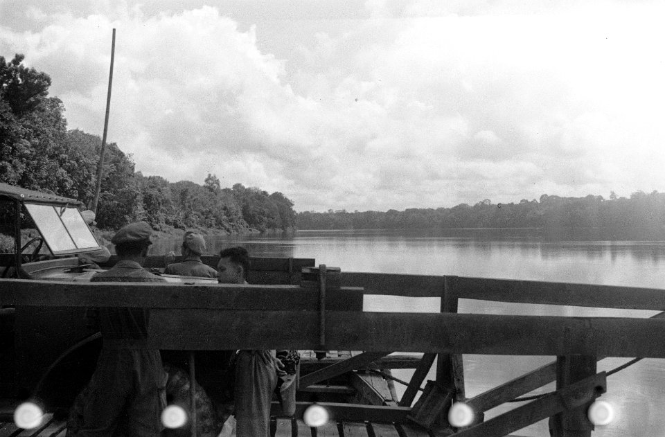 Veerpont over rivier, met jeep, Bestanddeelnr 6761