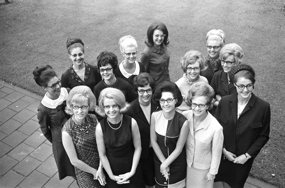 Veertien schonen poserend met brillen, Bestanddeelnr 918-4194