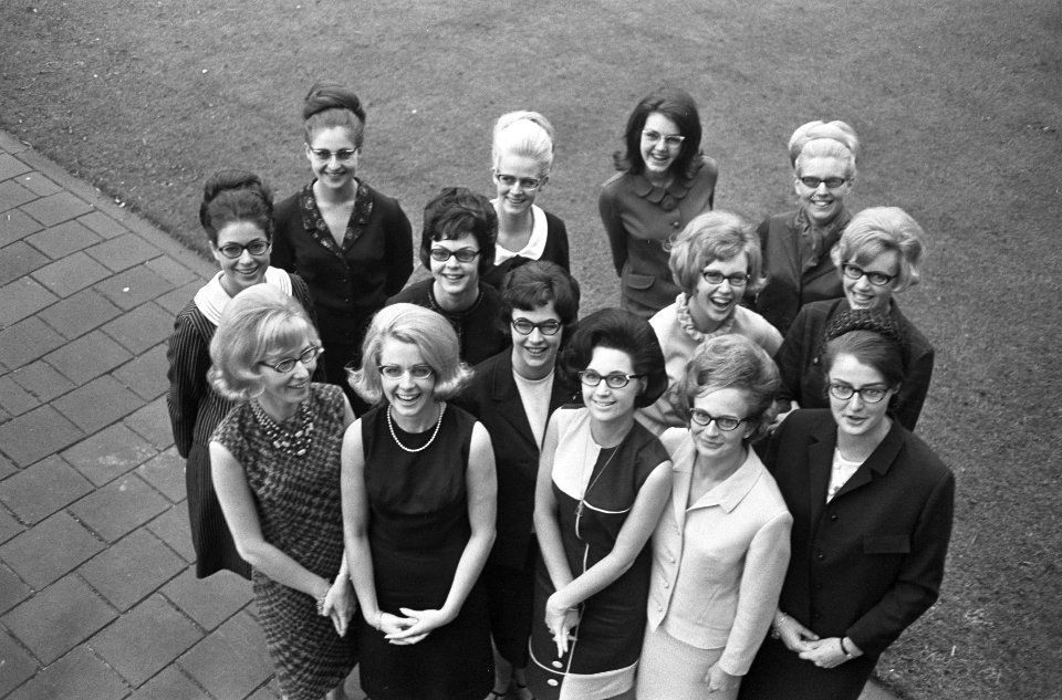 Veertien schonen poserend met brillen, Bestanddeelnr 918-4196