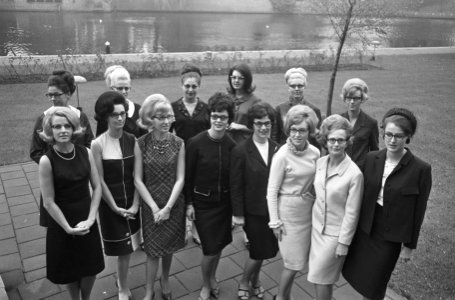 Veertien schonen poserend met brillen, Bestanddeelnr 918-4195