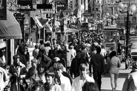 Veel toeristen in Amsterdam om er de paasdagen door te brengen, overvol Damrak 17 april 1981, Bestanddeelnr 931-4373
