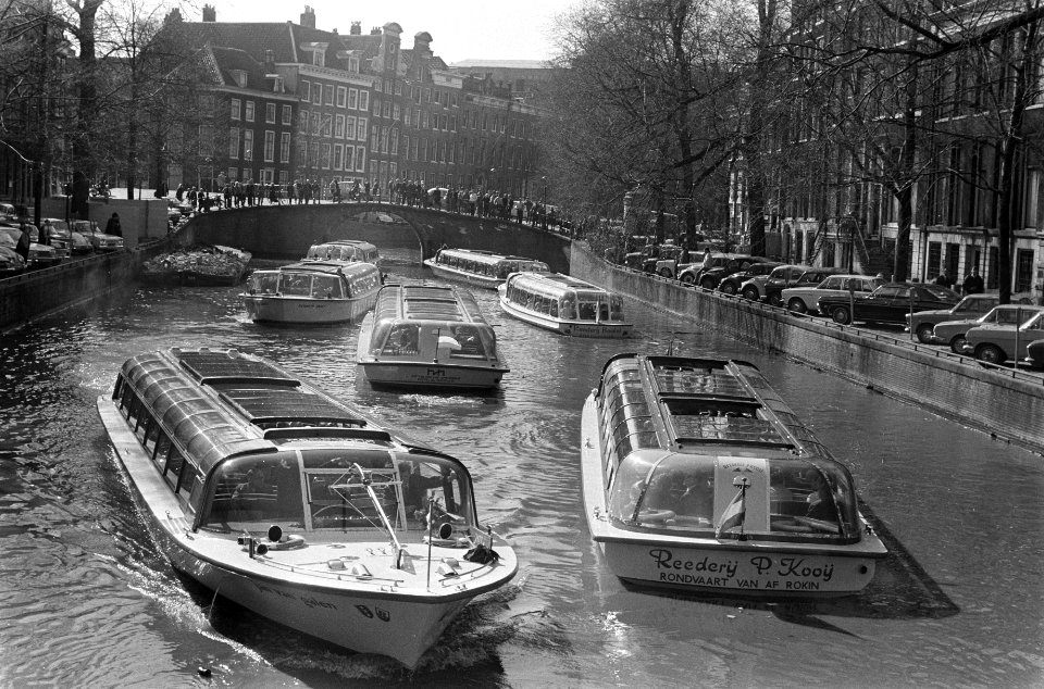 Veel rondvaartboten in Amsterdamse grachten, Bestanddeelnr 922-2674