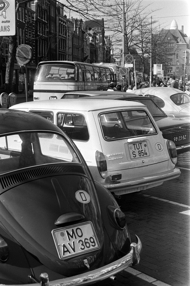 Veel touristen in Amsterdam autos met buitenlandse nummerborden, Bestanddeelnr 923-4886