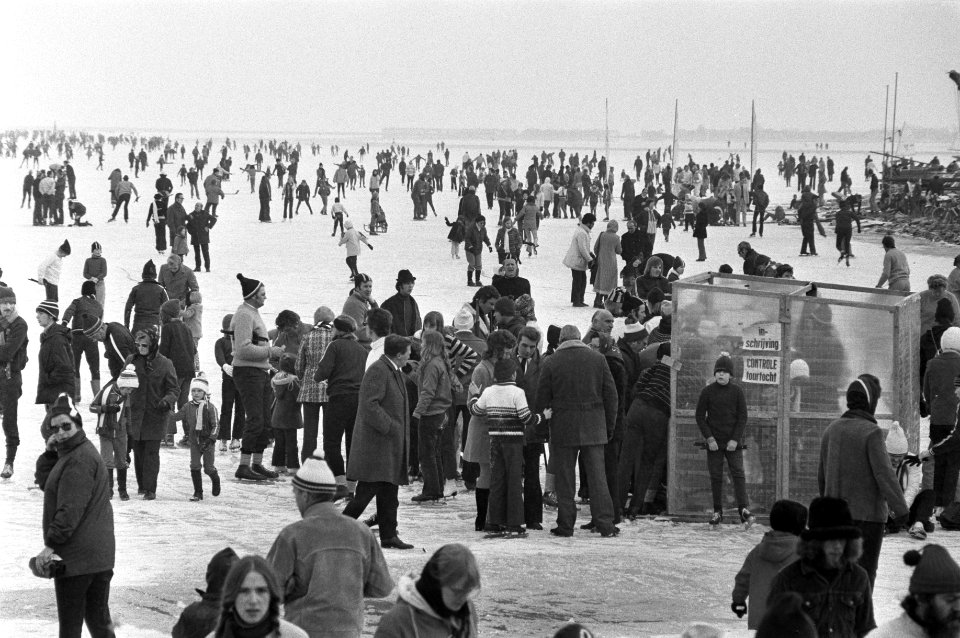 Veel schaatsers op Gouwzee, Bestanddeelnr 925-3485