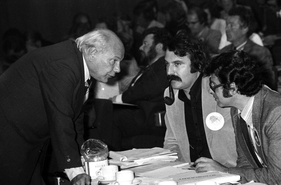 Veertiende PvdA-congres in Amsterdamse RH, drs. J. den Uyl in gesprek met Andre , Bestanddeelnr 926-6840