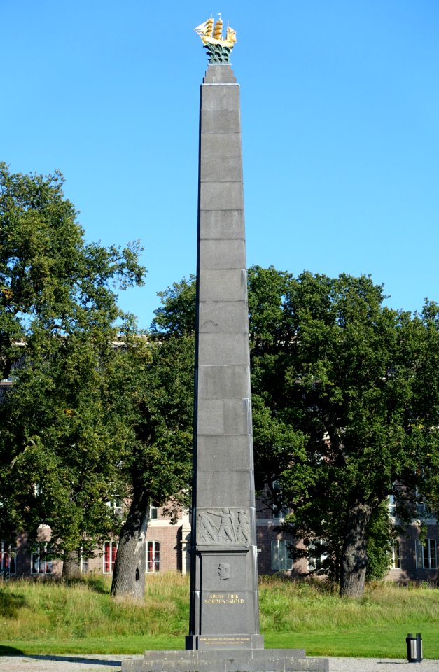 Vegamonumentet, 1930, by Ivar Johnsson (1885-1970) - at the Naturhistoriska museet - Stockholm, Sweden - DSC00575