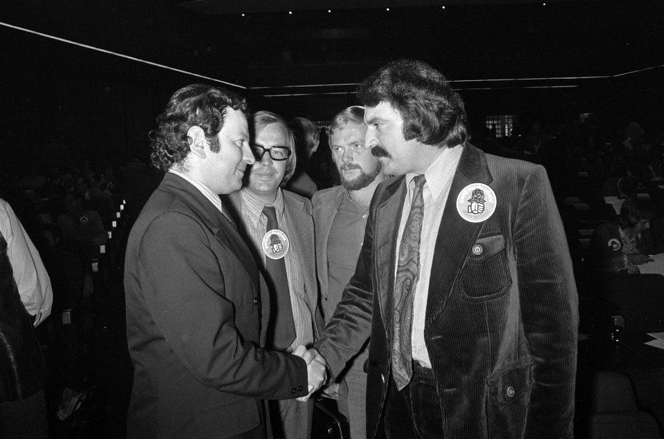 Veertiende PvdA-congres in de RAI, Carlos Pana (Radical Partij Chili) wordt beg…, Bestanddeelnr 926-6808