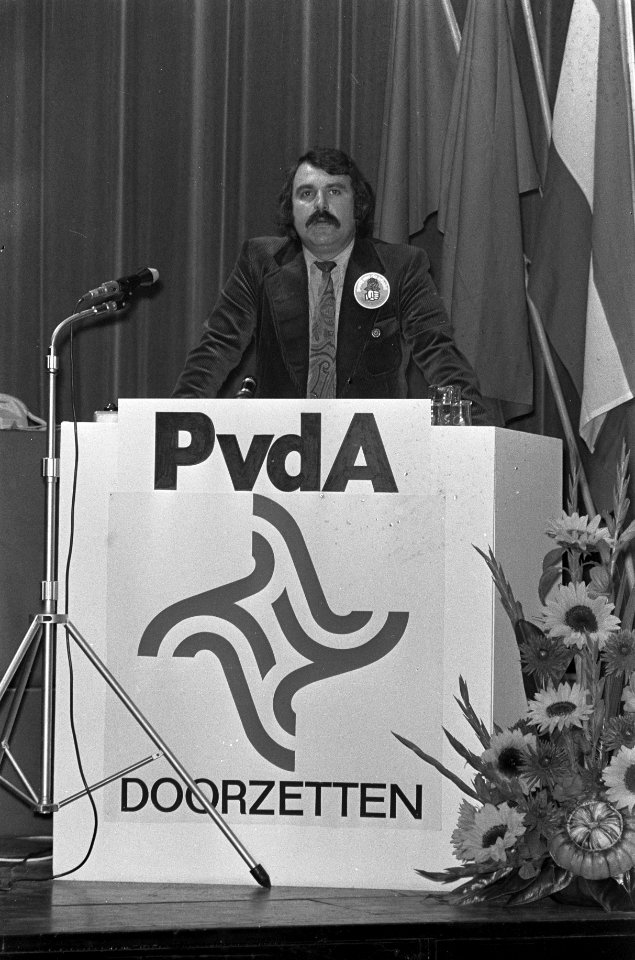 Veertiende PvdA-congres in de RAI, Van der Louw (voorzitter PvdA) tijdens toespr, Bestanddeelnr 926-6809