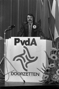 Veertiende PvdA-congres in de RAI, Van der Louw (voorzitter PvdA) tijdens toespr, Bestanddeelnr 926-6809