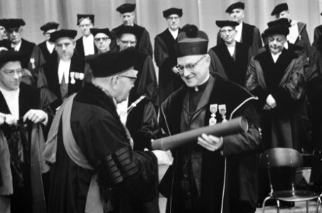 Veertigjarig bestaan van Nijmeegse universiteit twee eredoctoraten uitgereikt. D, Bestanddeelnr 915-6396