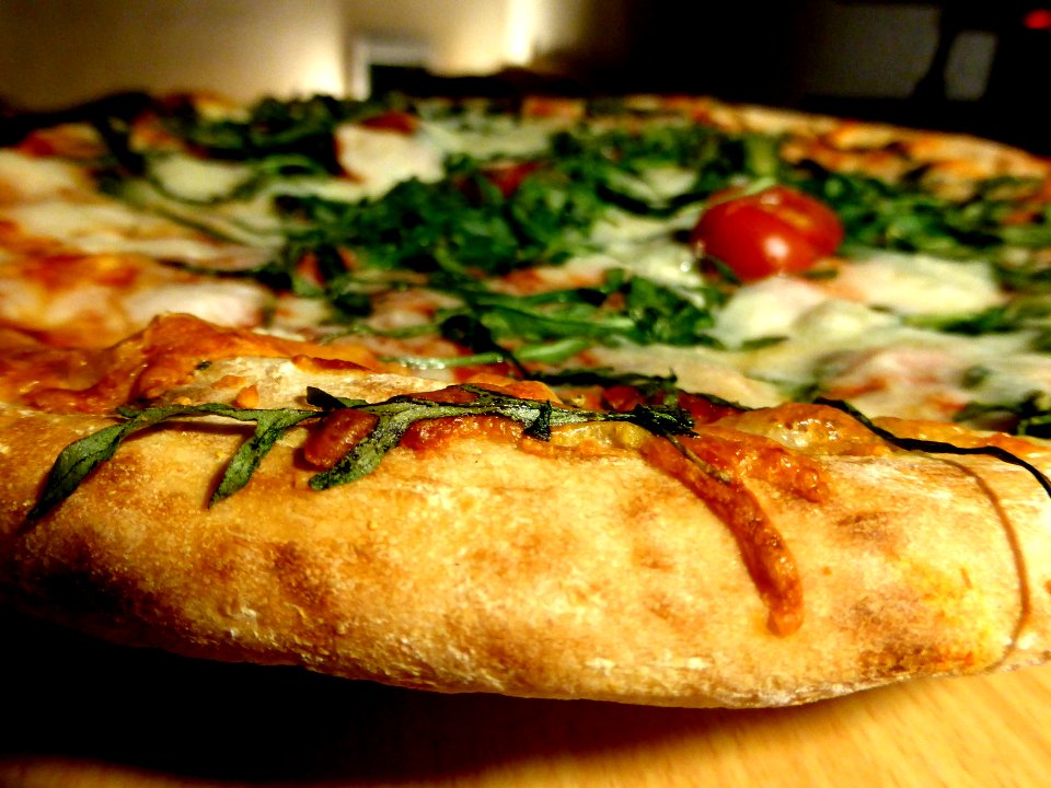 Vegetarian-pizza-close-up-crust
