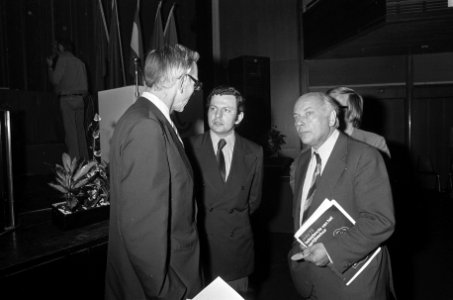 Veertiende PvdA-congres in de RAI, Van der Stoel (Buitenlandse Zaken) en J. den…, Bestanddeelnr 926-6810