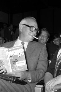 Veertiende PvdA-congres in Amsterdamse RH, mr Burger met boekje Gedogen, Bestanddeelnr 926-6838