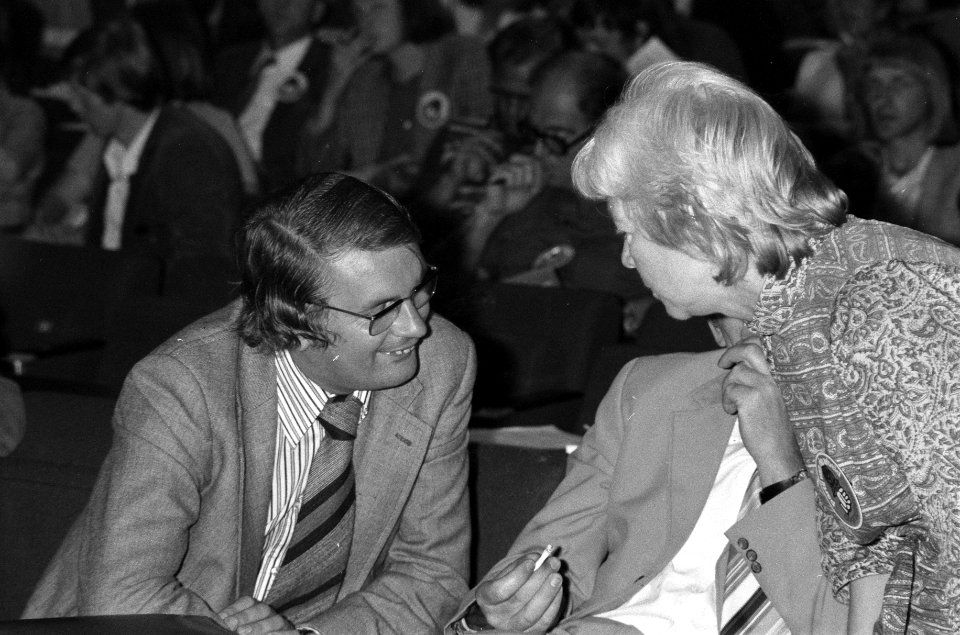 Veertiende PvdA-congres in Amsterdamse RH, Staatssecretaris Klein en Irene Vorri, Bestanddeelnr 926-6846