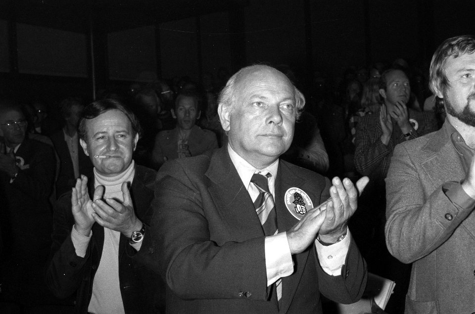 Veertiende PvdA-congres in Amsterdamse RH, drs J den Uyl klappend, Bestanddeelnr 926-6839