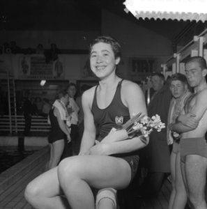 Verbetering van Nederlands zwemrecords in het zwembad Naarden, Willy Lasterie, Bestanddeelnr 911-1382