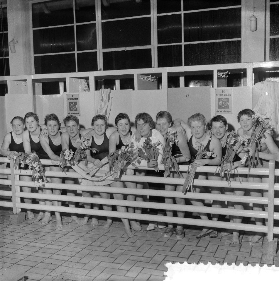 Verbetering van Nederlands zwemrecords in het zwembad Naarden, v.l.n.r. T. Lager, Bestanddeelnr 911-1384