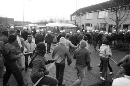 Veldslag MolukkersME in Capelle aan den IJssel in verband met ontruiming woning, Bestanddeelnr 932-8247