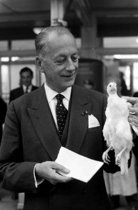 Ver Ornithophila bood burgemeester Ranits van Utrecht 250 leghennen aan voor do, Bestanddeelnr 915-6229