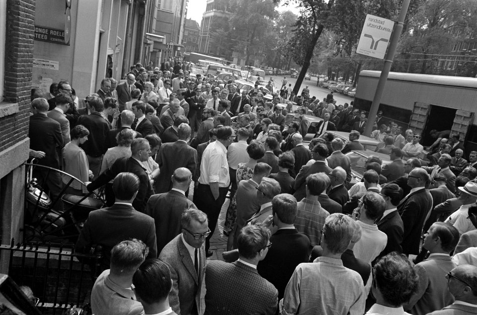Vele mensen op N.Z. Voorburgwal luisteren naar de radio, Bestanddeelnr 921-6274