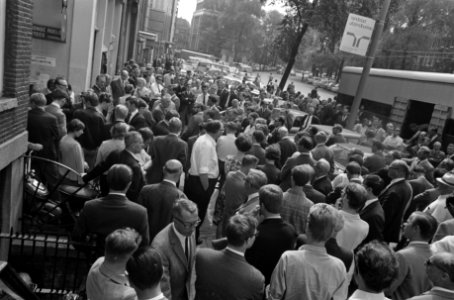Vele mensen op N.Z. Voorburgwal luisteren naar de radio, Bestanddeelnr 921-6274