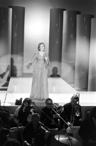 Vera Lynn tijdens TV-opname, Bestanddeelnr 925-4928