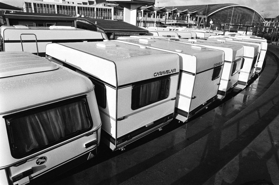 Vele caravans voor het RAI gebouw in verband met de jaarlijkse Caravan en Campin, Bestanddeelnr 933-5513