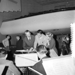 Vera Lynn repeteert met Dolf van de Linden voor NCRV, Bestanddeelnr 910-8336
