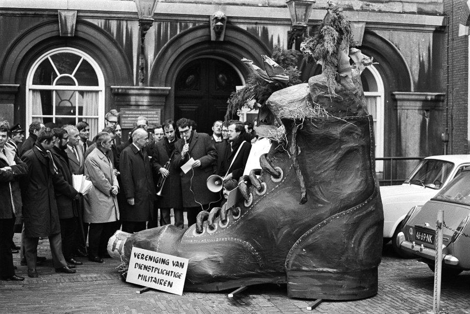 Ver. dienstplichtige militairen schoen met verlanglijst leden Tweede Kamer, Binn, Bestanddeelnr 924-0662