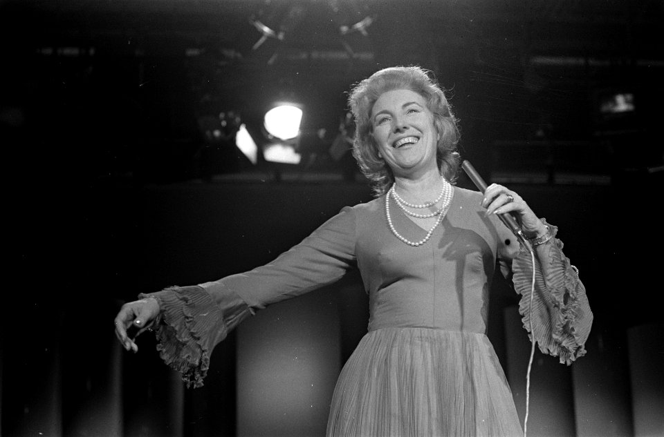 Vera Lynn tijdens TV-opname, Bestanddeelnr 925-4927