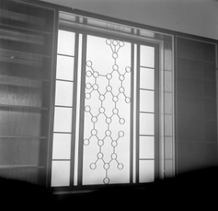 Venster in een gebouw van het Weizmann institute of science te Rehovot (Rechowot, Bestanddeelnr 255-1594