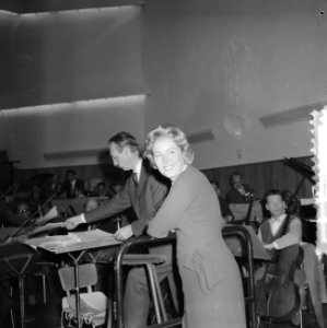 Vera Lynn repeteert met Dolf van de Linden voor NCRV, Bestanddeelnr 910-8334