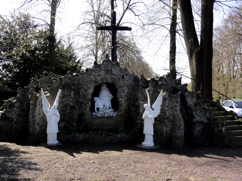 Venray Oostrum, Rijksmonument 524005 Trans Cedron GROT (kruisberg) met 3 staties