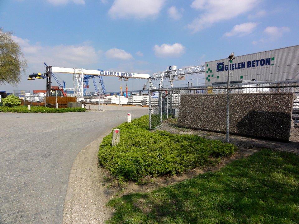Venray Wanssum, betonfabriek met betonopslag