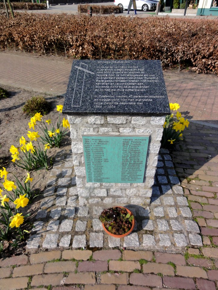 Venray Castenray, oorlogsmonumentje op het dorpsplein