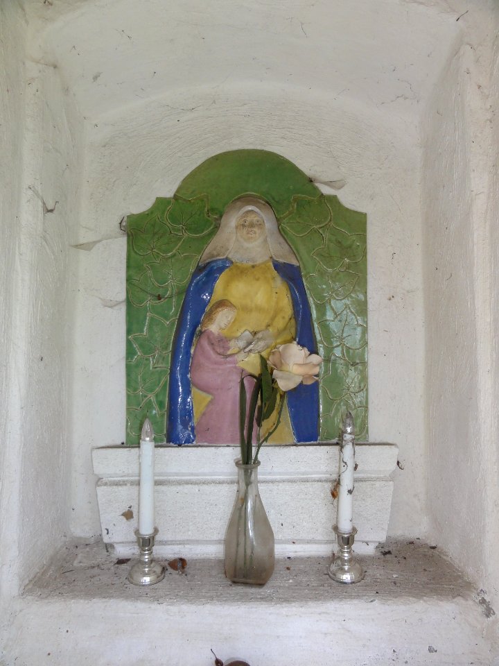 Venray Geijsteren, Rijksmonument 28439 St.Annakapelletje, beeldje St.Anna-ten-drieën