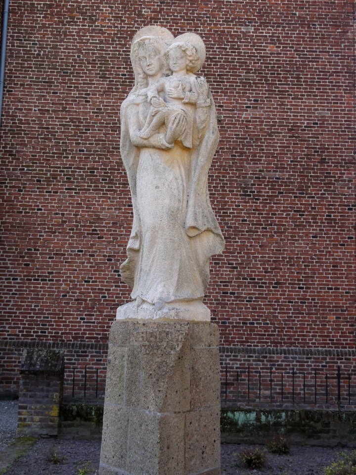 Venray Oostrum, buitenbeeld Maria met kind bij O.L.V. kerk