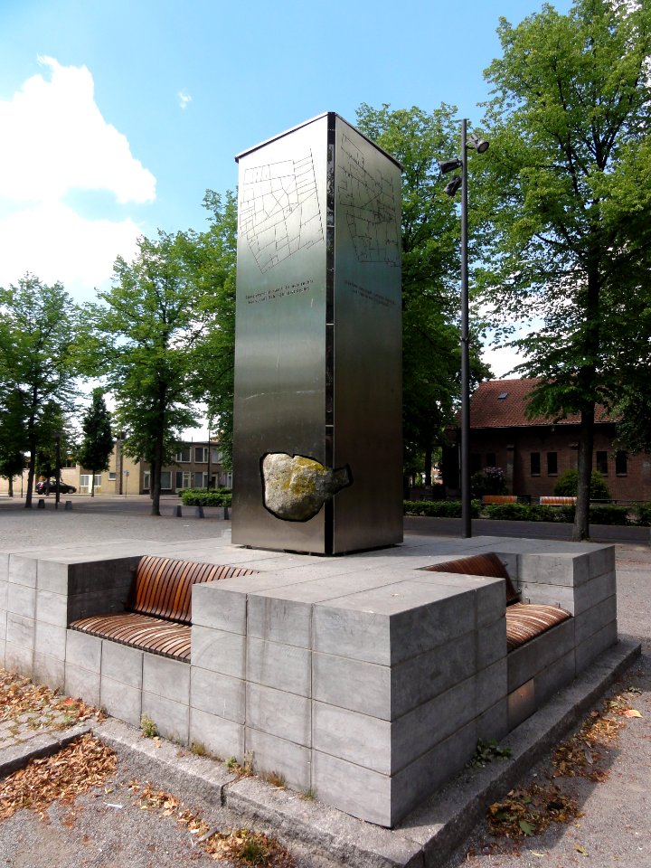 Venhorst monument op kerkplein zijden 3 en 4