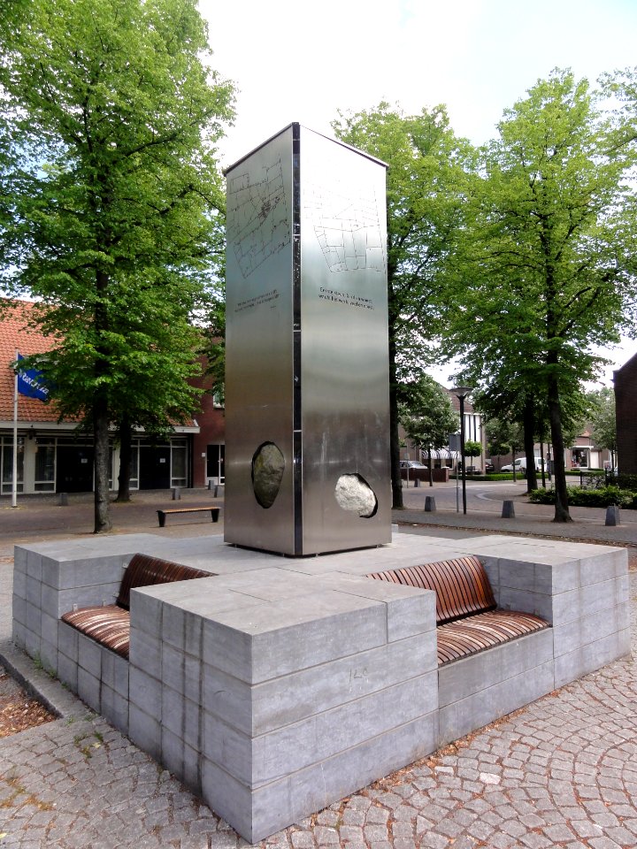 Venhorst, monument op kerkplein zijden 1 en 2